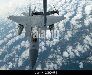 Un aigle F-15C de la Force aérienne des États-Unis affecté à la 125e Escadre Fighter, à la base de la Garde nationale aérienne de Jacksonville, en Floride, reçoit du carburant d'un prolongateur KC-10 au-dessus du golfe du Mexique pendant le drapeau à damier 21-2, le 12 mai 2021. En 21-2, plus de 115 aéronefs et 2,000 membres de neuf unités de la Force aérienne et de la Marine ont participé à l'exercice du drapeau à damier, formant ensemble environ 25 événements aériens. Banque D'Images