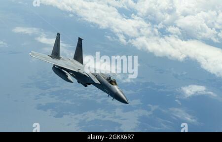 Un aigle F-15C de la Force aérienne des États-Unis affecté à la 125e Escadre de chasseurs, à la base de la Garde nationale aérienne de Jacksonville, en Floride, survole le golfe du Mexique pendant le drapeau à damiers 21-2, le 12 mai 2021. Le drapeau à damiers est un exercice aérien de grande force tenu à la base aérienne de Tyndall, en Floride, qui favorise la préparation et l'interopérabilité par l'incorporation d'avions de quatrième et cinquième génération dans l'entraînement au combat. La répétition de l'exercice en 21-2 a eu lieu du 10 au 21 mai 2021. Banque D'Images