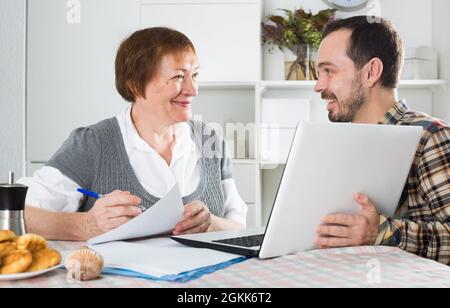 La femme et le responsable discutent du contrat Banque D'Images
