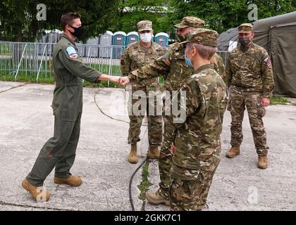 Le lieutenant-colonel Jason Patten de la U.S. Air Force, Garde nationale aérienne du Colorado, 140e chef de mission du groupe Medical Group ADRIATIC STRIKE 21, rencontre les dirigeants des forces armées slovènes pendant LA GRÈVE ADRIATIQUE 21, à Ljubljana, Slovénie, le 13 mai 2021. ADRIATIC STRIKE 21 fait partie de DEFENDER-EUROPE 21, qui exercera la capacité du commandement d’intégrer environ 30,000 forces américaines, alliées et partenaires de 26 nations pour mener des opérations presque simultanées dans plus de 30 zones d’entraînement dans plus d’une douzaine de nations, des pays baltes à l’Afrique, Et dans les régions de la mer Noire et des Balkans. (Vers. Slovène Banque D'Images