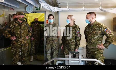 Les dirigeants des Forces armées slovènes rencontrent les membres de la SAF et les U.S. Air Force Tech. Sgt. Susanna Wohlford, Garde nationale aérienne du Colorado, 140e membre du Groupe médical, lors DE LA GRÈVE ADRIATIQUE 21, à Ljubljana, Slovénie, le 13 mai 2021. ADRIATIC STRIKE 21 fait partie de DEFENDER-EUROPE 21, qui exercera la capacité du commandement d’intégrer environ 30,000 forces américaines, alliées et partenaires de 26 nations pour mener des opérations presque simultanées dans plus de 30 zones d’entraînement dans plus d’une douzaine de nations, des pays baltes à l’Afrique, Et dans les régions de la mer Noire et des Balkans. (Forces armées slovènes ph Banque D'Images