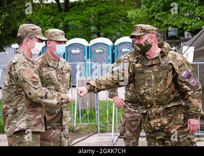 Les Majors de la Force aérienne des États-Unis Michael Lueck et Ryan Frank, Garde nationale aérienne du Colorado, 140e médecins du Groupe médical, rencontrent les dirigeants des forces armées slovènes lors DE LA GRÈVE Adriatique 21, à Ljubljana, Slovénie, le 13 mai 2021. ADRIATIC STRIKE 21 fait partie de DEFENDER-EUROPE 21, qui exercera la capacité du commandement d’intégrer environ 30,000 forces américaines, alliées et partenaires de 26 nations pour mener des opérations presque simultanées dans plus de 30 zones d’entraînement dans plus d’une douzaine de nations, des pays baltes à l’Afrique, Et dans les régions de la mer Noire et des Balkans. (Photo des forces armées slovènes par Banque D'Images