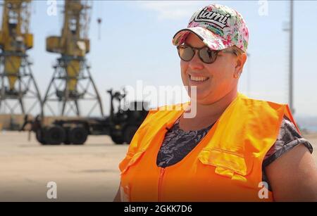 Inez Nowicki, Directrice de détachement, Détachement de la mer Noire-Turquie, 839e Bataillon des transports, se tient sur un quai au port de Durres, expliquant les opérations sur terre de la logistique conjointe qui ont eu lieu dans le cadre de l'exercice d'ouverture de théâtre de LA DÉFENSEUSE-Europe 21, ainsi que ses expériences en Albanie le 11 mai 2021, À Durres, Albanie. « JLOTS est quand les actifs stratégiques américains entrent dans un port annulé afin de décharger le fret. Ils ont apporté la cargaison sur le ferry de cosway et c'était une mission très réussie », a déclaré Nowicki. « c'est une opération historique et elle se sent vraiment bien Banque D'Images