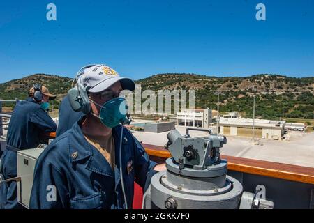 210513-N-RG587-1040 MER MÉDITERRANÉE (le 13 mai 2021) le chef de quart John Grady, de Niagara Falls, New York, prend des repères importants alors que le croiseur à missiles guidés de classe Ticonderoga USS Vella Gulf (CG 72) quitte Souda Bay, Grèce, le 13 mai 2021. Vella Gulf est en cours de déploiement de routine dans la zone d'opérations de la Sixième flotte des États-Unis pour soutenir les intérêts nationaux et la sécurité des États-Unis en Europe et en Afrique. Banque D'Images