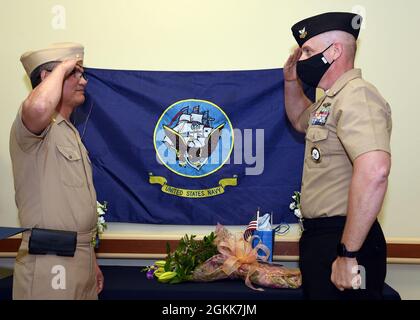 VICTORIA, Texas – (le 13 mai 2021) le Dr Peter Nguyen (à gauche), de Victoria, Texas, le directeur médical de WellMedicine, rend son premier hommage au conseiller de la Marine 1re classe Ryan Evans, un recruteur de programmes de médecin affecté au Groupe d'acquisition de talents de la Marine (PNAG) San Antonio, Après avoir reçu une commission directe en tant que lieutenant-commandant dans la Réserve de la Marine américaine à l'hôpital de réadaptation post-aiguë (PAM). Nguyen, âgé de 54 ans, a rejoint la marine américaine pour rendre service au service qui a sauvé la vie de sa famille. Lorsque Nguyen avait neuf ans, lui et sa famille sont montés à bord de leur bateau de pêche au Vietnam Banque D'Images