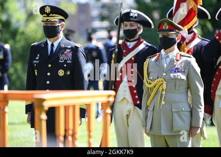 Le général James C. McConville, chef d'état-major de l'armée américaine, et le général Sir Mark Alexander Carleton-Smith, chef d'état-major général de l'armée britannique, participent à une cérémonie d'arrivée en honneur à Whipple Field, à la base conjointe Myer-Henderson Hall, Arlington, Virginie, le 13 mai 2021. Banque D'Images