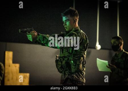 Casernes Schofield, HI — SPC. Micah Waterman, un membre de l’équipage du canon de l’Armée (13B), affecté à Bravo Battery, 3e Bataillon, 7e Régiment d’artillerie de campagne, 25e Artillerie de la Division d’infanterie complète la séance de stress de l’est lors de la compétition du soldat de l’année de la 25e Division d’infanterie à la caserne de Schofield, à Hawaï, le 13 mai 2021. Banque D'Images