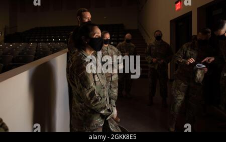 Bang. Le général Jeannine Ryder, 59e commandant de l’escadre médicale, est informé lors d’une visite d’immersion du 559e groupe médical de l’escadre, le 13 mai 2021, à la base interarmées de San Antonio Lackland, Texas. Ryder, qui a pris le commandement de la MDW 59 le 29 avril, visite chacun des six groupes de l’aile pour entendre les équipes de première main. Banque D'Images