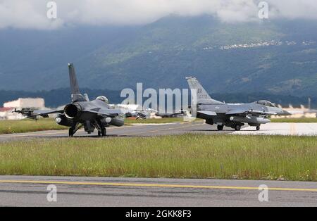 US Air Force F-16 combat Falcons taxi avant le décollage pendant Astral Knight 2021 à la base aérienne d'Aviano, Italie, le 13 mai 2021. Les aéronefs participants comprennent les avions F-15E Strike Eagle de la Force aérienne des États-Unis, le faucon de combat F-16, les appareils HH-60 Pave Hawk et C-130J Super Hercules, les avions F-35 Lightning II de la Force aérienne italienne, les appareils F-16 Faucon de combat et Emb-145 Erieye de la Force aérienne croate et les appareils MIG-21 BISD/UMD de la Force aérienne. Banque D'Images