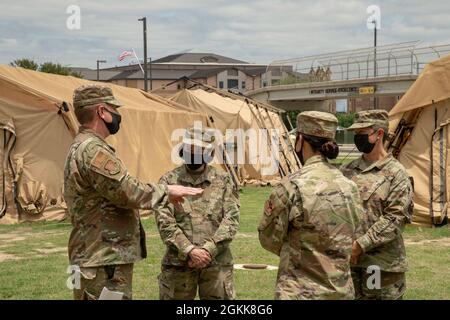 Bang. Le général Jeannine Ryder, 59e commandant de l'escadre médicale, reçoit un briefing d'immersion du colonel Alan Hardman, 559e commandant du Groupe médical, lors d'une visite du groupe le 13 mai 2021 à la base conjointe San Antonio Lackland, Texas. Ryder, qui a pris le commandement de la MDW 59 le 29 avril, visite chacun des six groupes de l’aile pour entendre les équipes de première main. Banque D'Images