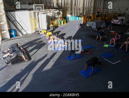 MER ADRIATIQUE (13 mai 2021) les marins participent à une formation à intervalles d'intensité élevée (HIIT) dans la baie de suspension à bord de la base de la mer expéditionnaire USS Hershel “Woody” Williams (ESB 4) dans la mer Adriatique, le 13 mai 2021. Hershel « Woody » Williams est en cours de déploiement prévu dans la zone d'opérations de la Sixième flotte américaine pour soutenir les intérêts nationaux et la sécurité des États-Unis en Europe et en Afrique. Banque D'Images