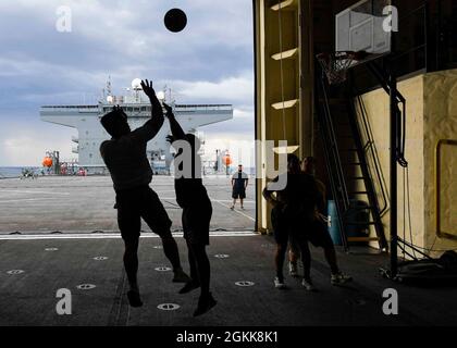 MER ADRIATIQUE (13 mai 2021) les marins jouent un court match de basket-ball dans la baie de cintres à bord de la base de la mer expéditionnaire USS Hershel “Woody” Williams (ESB 4) dans la mer Adriatique, 13 mai 2021. Hershel « Woody » Williams est en cours de déploiement prévu dans la zone d'opérations de la Sixième flotte américaine pour soutenir les intérêts nationaux et la sécurité des États-Unis en Europe et en Afrique. Banque D'Images