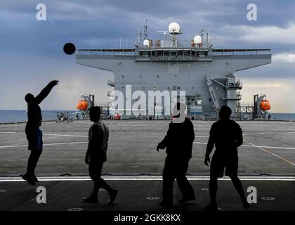 MER ADRIATIQUE (13 mai 2021) les marins jouent un court match de basket-ball dans la baie de cintres à bord de la base de la mer expéditionnaire USS Hershel “Woody” Williams (ESB 4) dans la mer Adriatique, 13 mai 2021. Hershel « Woody » Williams est en cours de déploiement prévu dans la zone d'opérations de la Sixième flotte américaine pour soutenir les intérêts nationaux et la sécurité des États-Unis en Europe et en Afrique. Banque D'Images