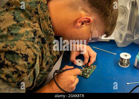 Caporal de lance du corps des Marines des États-Unis Thomas T. Hennigan, responsable des systèmes électroniques de télécommunications et de technologie de l'information au sol, Marine corps Electronics Maintenance Company, 2e Bataillon de maintenance, 2e Marine Logistics Group, exploite la station d'essai d'assemblage de cartes de circuit Legacy à Camp Lejeune, en Caroline du Nord, le 13 mai 2020. Le CCATS est un système de maintenance capable de réparer des cartes de circuits électroniques, de communication et de nombreux autres systèmes employés par Marines. Banque D'Images