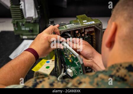 Caporal de lance du corps des Marines des États-Unis Christopher M. Hasz, agent de maintenance des systèmes de transmission radio au sol de la Marine corps Electronics Maintenance Company, 2e Bataillon de maintenance, 2e Marine Logistics Group, fixe des appareils électroniques sur le Camp Lejeune, Caroline du Nord, le 13 mai 2020. Le CCATS est un système de maintenance capable de réparer des cartes de circuits électroniques, de communication et de nombreux autres systèmes employés par Marines. Banque D'Images