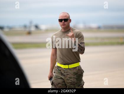 Airman Vance Weaver, Senior de la U.S. Air Force, 173e technicien en avionique de la Fighter Wing, se rend à son poste alors que les avions se préparent à lancer pour une sortie à la base aérienne d'Eglin, en Floride, le 10 mai 2021. La 173e Escadre de chasseurs s'est envolée à la base aérienne d'Eglin à partir de mai 1-15 pour soutenir les étudiants F-35A Lightning II B-course en servant comme adversaires de l'air. Banque D'Images