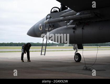 Le lieutenant-colonel Julius Romasanta de la US Air Force, 173e pilote d'instructeur de la Fighter Wing, se prépare à monter à bord d'un aigle F-15C de la US Air Force avant une sortie, à la base aérienne d'Eglin, en Floride, le 10 mai 2021. La 173e Escadre de chasseurs s'est envolée à la base aérienne d'Eglin à partir de mai 1-15 pour soutenir les étudiants F-35A Lightning II B-course en servant comme adversaires de l'air. Banque D'Images