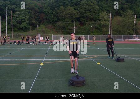 Les soldats effectuent la partie de la course de dragons de sprint du Test de condition physique de combat de l'Armée durant la huitième compétition de 2021 meilleurs guerriers de l'Armée au Camp Casey, en Corée du Sud, le 13 mai 2021. L'ACFT est le dernier test physique que les concurrents ont réalisé dans ce concours. Banque D'Images