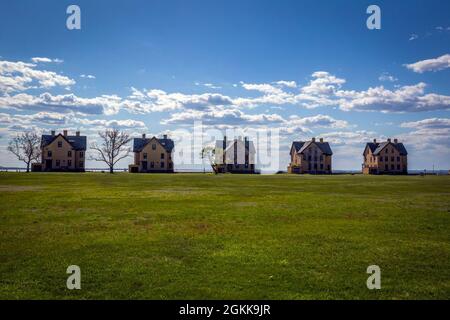 Vue du rang des officiers à fort Hancock, zone récréative nationale Gateway à Sandy Hook, N.J., 13 mai 2021. Le poste original, conçu pour garnison 400 soldats qui soutenaient les batteries d’armes de la défense côtière, se composait de 32 structures d’architecture coloniale « brique de beurre » construites autour d’un terrain de parade. La construction a commencé en 1898, avec des hommes enrôgés dans des casernes, tandis que les officiers et officiers mariés non commissionnés vivaient dans des quartiers séparés. En 1911, le fort avait un commissaire, une boulangerie, une chapelle, une buanderie, une école, Tailleur et une Association chrétienne des jeunes hommes pour les soldats et f Banque D'Images