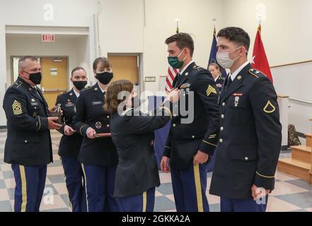 Le colonel Laura McHugh, adjudant-général adjoint de l'Armée de terre, Garde nationale de Pennsylvanie, présente le Sgt. James McGill de la Garde nationale de l'Armée du Maryland avec une Médaille de mention élogieuse de l'Armée à la fin du concours du meilleur guerrier de la région II le 14 mai 2021, à fort Indiantown Gap. Onze soldats de la Garde nationale de Pennsylvanie, du Maryland, de Virginie, de Virginie occidentale, de Washington D.C. et du Delaware ont participé au concours régional Best Warrior 2021 à fort Indiantown Gap du 11 au 14 mai. PFC. Alexander Gravely, un medic de combat avec le 1er Bataillon, 201e Régiment d'artillerie de campagne, 77e Commandement de la troupe de brigade Banque D'Images