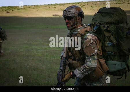 Un soldat néerlandais affecté à la 11e Brigade mobile aérienne se déplace vers un point de ralliement pendant la réponse Swift 21 dans la zone d'entraînement de Babadag, Roumanie, le 14 mai 2021. SWIFT Response 21 est un exercice lié au Defender 21, un exercice annuel à grande échelle mené par l'armée américaine et mené conjointement par l'armée de terre, un exercice multinational conçu pour renforcer la préparation et l'interopérabilité entre les forces armées américaines, de l'OTAN et des partenaires. Banque D'Images