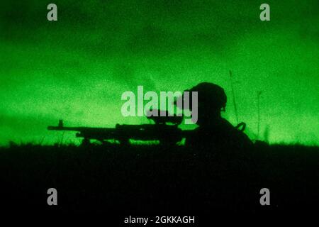 U.S. Marine machine Gunner with India Company, Battalion Landing Team, 3rd Battalion, 5th Marines (BLT 3/5), 31e Marine Expeditionary Unit (MEU), scanne les secteurs de feu avec la mitrailleuse M240 Bravo lors d'une répétition de RAID de nuit à la zone d'entraînement de Kin Blue, Okinawa, Japon, 14 mai 2021. Marines, avec le 31e MEU, effectue des répétitions raid afin de tester l'équipement opérationnel, de maintenir la maîtrise des principes de base de la manutention des petits bateaux et d'affiner les procédures d'exploitation standard. Le 31e MEU, le seul MEU en permanence déployé par le corps des Marines, fournit une force flexible et mortelle prête à l’emploi Banque D'Images