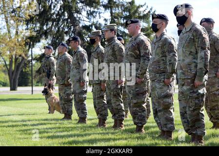 Le personnel du 88e Escadron des forces de sécurité de la base aérienne des États-Unis est à l'attention lors d'une cérémonie de retraite à la base aérienne Wright-Patterson, Ohio, le 14 mai 2021. La retraite a limité les activités de la semaine nationale de la police, notamment une marche de 5K ruck, une compétition de tir et une marche/course de 24 heures pour honorer les défenseurs tombés. Banque D'Images