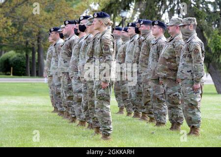 Le personnel du 88e Escadron des forces de sécurité de la base aérienne des États-Unis est à l'attention lors d'une cérémonie de retraite à la base aérienne Wright-Patterson, Ohio, le 14 mai 2021. La retraite a limité les activités de la semaine nationale de la police, notamment une marche de 5K ruck, une compétition de tir et une marche/course de 24 heures pour honorer les défenseurs tombés. Banque D'Images