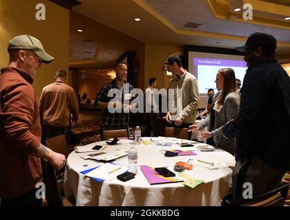 Soixante-huit aviateurs de la 104e Escadre de chasseurs ont assisté à un événement d'une journée sur le ruban jaune à Springfield, Massachusetts. Janell Coker a enseigné des cours sur la compréhension et la réduction de la colère, et trouver l'équilibre. L'événement comprenait 23 ressources locales et régionales et un choix de 15 classes. Les classes offertes aux aviateurs et à leurs familles comprenaient la disponibilité financière, le soutien des employeurs civils, les avantages éducatifs et bien d'autres. Le ruban jaune est un programme de garde et de réserve qui exige que les membres qui ont déployé sur les commandes du titre 10 pendant 90 jours ou plus assistent à un événement avant et après le déploiement. Membe Banque D'Images