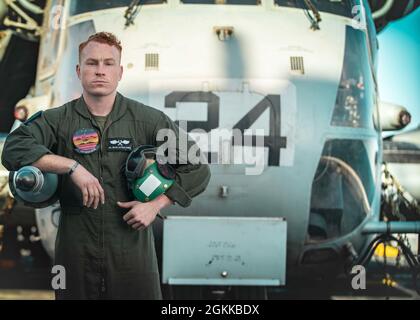 OCÉAN PACIFIQUE (14 mai 2021) corps des Marines des États-Unis Cpl. Charlie Surike, un inspecteur de service collatéral de cellule CH-53E Super Stallion avec le Marine Medium Tiltrotor Squadron (VMM) 165 (renforcé), 11e unité expéditionnaire marine (MEU), pose une photo devant un Super Stallion à bord du navire de transport amphibie USS Portland (LPD 27), mai 14. En tant que CDI, Surike est responsable de l'inspection des travaux de réparation d'entretien préventif, en s'assurant que l'avion est sûr et capable de compléter le calendrier de vol en appui aux exigences de la mission de l'UMM. Marines et marins du Essex amphibie Ready Group (ARG Banque D'Images