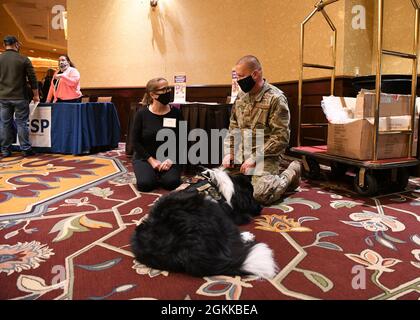 Soixante-huit aviateurs de la 104e Escadre de chasseurs ont assisté à un événement d'une journée sur le ruban jaune à Springfield, Massachusetts. L'événement comprenait 23 ressources locales et régionales et un choix de 15 classes. Les classes offertes aux aviateurs et à leurs familles comprenaient la disponibilité financière, le soutien des employeurs civils, les avantages éducatifs et bien d'autres. Le ruban jaune est un programme de garde et de réserve qui exige que les membres qui ont déployé sur les commandes du titre 10 pendant 90 jours ou plus assistent à un événement avant et après le déploiement. Les membres sont fortement encouragés à amener leurs familles avec eux aux événements. Banque D'Images