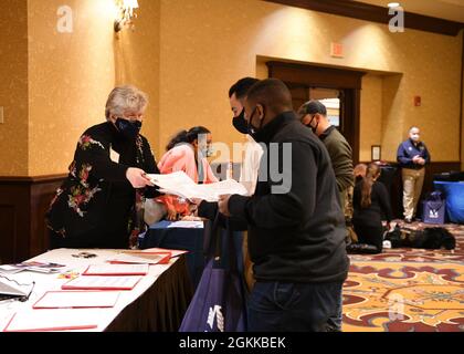 Soixante-huit aviateurs de la 104e Escadre de chasseurs ont assisté à un événement d'une journée sur le ruban jaune à Springfield, Massachusetts. Lisa Ducahrme, représentante des affaires Venterans à l'Université d'État de Westfield, a répondu aux questions des membres au sujet de la gamme des avantages en matière d'éducation qui leur sont offerts. L'événement comprenait 23 ressources locales et régionales et un choix de 15 classes. Les classes offertes aux aviateurs et à leurs familles comprenaient la disponibilité financière, le soutien des employeurs civils, les avantages éducatifs et bien d'autres. Le ruban jaune est un programme de garde et de réserve qui exige des membres qui ont été déployés sur le titre 1 Banque D'Images