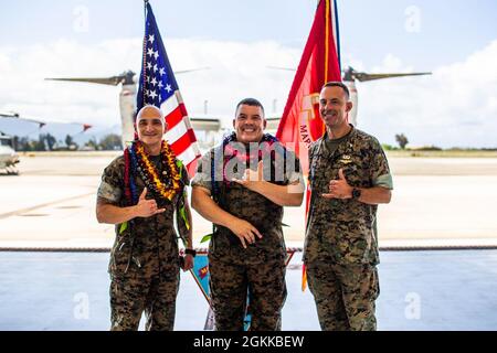 Sergent du corps des Marines des États-Unis Le Maj Sael Garcia, à gauche, major de sergent venant en sens inverse pour le groupe 24 d'avions marins, Sgt. Le Maj Frank Gratacos Jr., centre, sergent major de MAG-24, et le colonel Brian Koch, commandant de MAG-24, à droite, posent pour une photo de groupe après une cérémonie de secours et de nomination, base des Marines Hawaii, le 14 mai 2021. Sgt. Le Maj. Gratacos a cédé ses fonctions de sergent-major de MAG-24 au Sgt. Maj Garcia. Banque D'Images