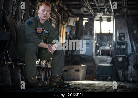 OCÉAN PACIFIQUE (14 mai 2021) corps des Marines des États-Unis Cpl. Charlie Surike, un inspecteur de service collatéral de cellule CH-53E Super Stallion avec le Marine Medium Tiltrotor Squadron (VMM) 165 (renforcé), 11e Marine Expeditionary Unit (MEU), est assis dans un Super Stallion à bord du navire amphibie USS Portland (LPD 27), mai 14. En tant que CDI, Surike est responsable de l'inspection des travaux de réparation d'entretien préventif, en s'assurant que l'avion est sûr et capable de compléter le calendrier de vol en appui aux exigences de la mission de l'UMM. Marines et marins du Essex amphibie Ready Group (ARG) et du 11ème MEU sont Banque D'Images