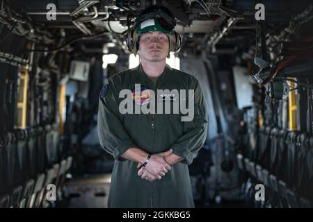 OCÉAN PACIFIQUE (14 mai 2021) corps des Marines des États-Unis Cpl. Charlie Surike, un inspecteur de service collatéral de cellule CH-53E Super Stallion avec le Marine Medium Tiltrotor Squadron (VMM) 165 (renforcé), 11e unité expéditionnaire marine (MEU), se dresse dans un Super Stallion à bord du navire de transport amphibie USS Portland (LPD 27), mai 14. En tant que CDI, Surike est responsable de l'inspection des travaux de réparation d'entretien préventif, en s'assurant que l'avion est sûr et capable de compléter le calendrier de vol en appui aux exigences de la mission de l'UMM. Marines et marins du Essex amphibie Ready Group (ARG) et du 11ème MEU A. Banque D'Images