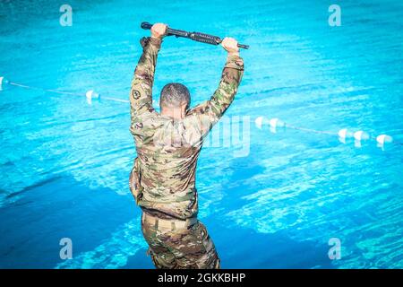 Casernes de Schofield, HI — des soldats de la 25ème artillerie de la Division d'infanterie (25ème DIVARTY) ont terminé le Jungle 5K et se sont mis à l'épreuve de natation à la Lightning Academy casernes de Schofield, Hawaii, le 14 mai 2021, comme pratique pour un prochain cours de formation aux opérations de la jungle (JOTC). Banque D'Images