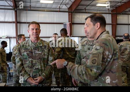 Chef d'état-major de l'Armée de terre, général James McConville, général Christopher Donahue, 82e Commandant général de la Division aéroportée, Et le général de division Walter T. Rugen, directeur de l'équipe interfonctionnelle future vertical Lift de l'Armée de terre des États-Unis, le Commandement de l'Armée de terre des États-Unis discute de la technologie pendant la journée de visite distinguée de L'EDGE 21 au terrain d'essai de Dugway, dans l'Utah, le 14 mai 2021. Banque D'Images