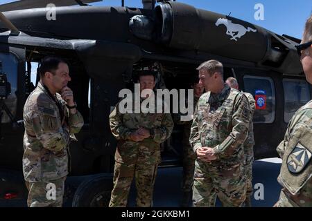 Le chef d'état-major de l'Armée, le général James McConville et le général de division Christopher Donahue, 82e Commandant général de la Division aéroportée, discutent avec l'Adjudant-chef 5 Denton de la technologie au cours de la journée de visite distinguée de L'EDGE 21 au terrain d'essai de Dugway en Utah, le 14 mai 2021. Banque D'Images