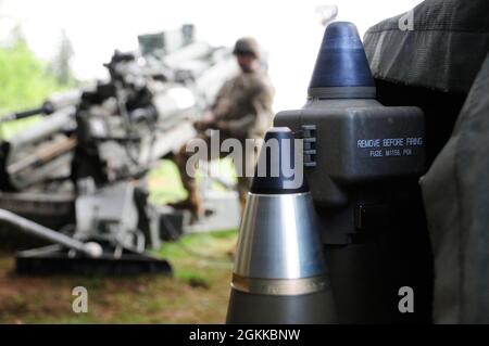 Soldats affectés à Bravo Battery, 2e Régiment de cavalerie, Escadron d'artillerie de campagne, tir des rondes d'artillerie de 155 mm avec des fusibles du kit de guidage de précision M156 fixés le 16 mai 2021 lors de l'exercice Dynamic Front 21 dans la zone d'entraînement de Grafenwoehr, en Allemagne. Le DF21 est un exercice dirigé par le 7e Commandement de l’instruction de l’Armée de terre, dirigé par l’Armée des États-Unis en Europe et en Afrique, conçu pour accroître la préparation, la létalité et l’interopérabilité en exerçant la capacité des pays alliés et partenaires d’intégrer les feux communs dans un environnement multinational, tant au niveau opérationnel que tactique. (Officiel Banque D'Images