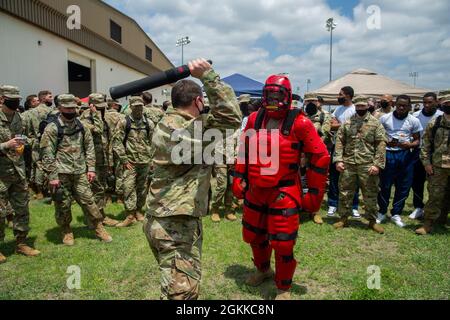 U.S. Air Force Airman 1re classe Paul Paternostro, 343e Escadron d'entraînement, se prépare à frapper Tech. Sgt. Charles Folks (à droite), 343e Escadron d'entraînement, équipe de codre 3, lorsqu'ils participent à une 37e escadre d'entraînement, au 14 mai 2021, à la joint base San Antonio-Lackland, Texas. Cet exercice enseigne aux membres uniformes l'utilisation appropriée de la force verbale et physique nécessaire pour contrôler une personne non conforme. Banque D'Images