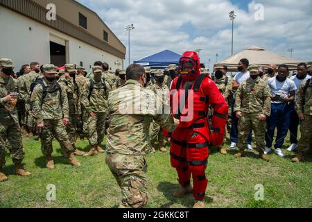 U.S. Air Force Airman 1re classe Paul Paternostro, 343e Escadron d'entraînement, se prépare à frapper Tech. Sgt. Charles Folks (à droite), 343e Escadron d'entraînement, équipe de codre 3, lorsqu'ils participent à une 37e escadre d'entraînement, au 14 mai 2021, à la joint base San Antonio-Lackland, Texas. Cet exercice enseigne aux membres uniformes l'utilisation appropriée de la force verbale et physique nécessaire pour contrôler une personne non conforme. Banque D'Images