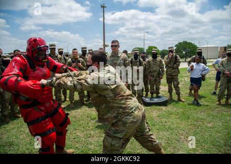 U.S. Air Force Airman 1re classe Paul Paternostro, 343e Escadron d'entraînement, se prépare à frapper Tech. Sgt. Charles Folks (à gauche), 343e Escadron d'entraînement, équipe de codre 3, lorsqu'ils participent à une 37e escadre d'entraînement, exercice de combat, le 14 mai 2021, à la joint base San Antonio-Lackland, Texas. Cet exercice enseigne aux membres uniformes l'utilisation appropriée de la force verbale et physique nécessaire pour contrôler une personne non conforme. Banque D'Images