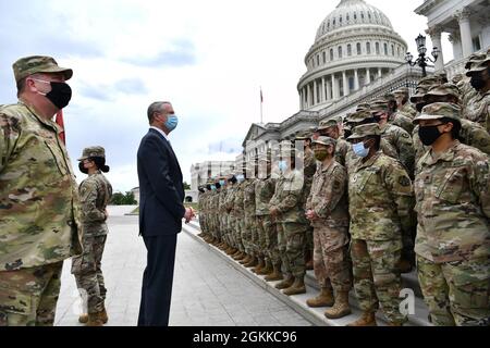 Le gouverneur du Massachusetts, Charlie Baker, et l'Adjutant général de la Garde nationale du Massachusetts, le général de division Gary Keefe, remercient les soldats et les aviateurs de la ma NG pour leur service devant le Capitole des États-Unis à Washington, D.C., le 14 mai 2021. Depuis janvier, des unités de la Garde nationale de l'Armée de terre et de l'Air de tout le pays ont fourni un soutien continu en matière de sécurité, de communication, de santé, d'évacuation, de logistique et de sécurité aux autorités civiles de la capitale. Banque D'Images