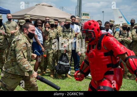 U.S. Air Force Airman 1re classe Paul Paternostro, 343e Escadron d'entraînement, se prépare à frapper Tech. Sgt. Charles Folks (à droite), 343e Escadron d'entraînement, équipe de codre 3, lorsqu'ils participent à une 37e escadre d'entraînement, au 14 mai 2021, à la joint base San Antonio-Lackland, Texas. Cet exercice enseigne aux membres uniformes l'utilisation appropriée de la force verbale et physique nécessaire pour contrôler une personne non conforme. Banque D'Images