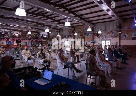 Des invités et des visiteurs distingués regardent la cérémonie de passation de commandement au Camp Lemonnier, Djibouti, le 15 mai 2021. Le général de brigade William L. Zana de l'armée américaine a assumé le commandement de la Force opérationnelle interarmées combinée – Corne de l'Afrique (CJTF-HOA) du général de division Lapthe C.Flora. Banque D'Images
