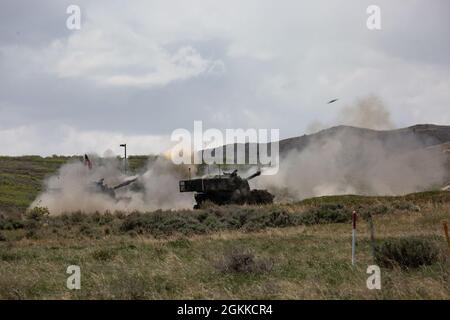 Le 2e Bataillon de la Garde nationale de l’Utah, 222e Artillerie de campagne participe à une démonstration d’artillerie à feu direct de jour de famille et de recrutement à l’aide du M109A6 Paladin à Camp Williams, Utah, le samedi 15 mai 2021. Banque D'Images