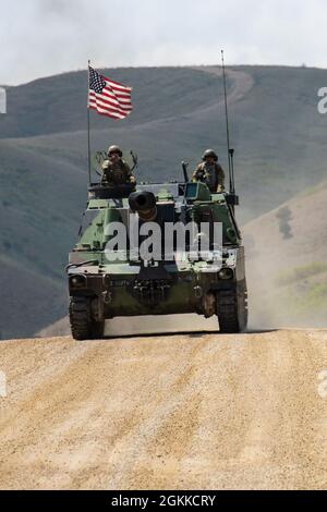 Le 2e Bataillon de la Garde nationale de l’Utah, 222e Artillerie de campagne participe à une démonstration d’artillerie à feu direct de jour de famille et de recrutement à l’aide du M109A6 Paladin à Camp Williams, Utah, le samedi 15 mai 2021. Banque D'Images