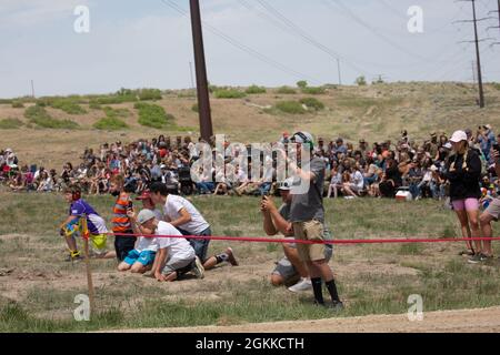 La famille et les amis du 2e Bataillon de la Garde nationale de l’Utah, 222e Artillerie de campagne se réunissent à Camp Williams, dans l’Utah, pour assister à la démonstration d’artillerie de feu en direct à l’aide du M109A6 Paladin le 15 mai 2021 dans le cadre de la journée familiale des unités. Banque D'Images