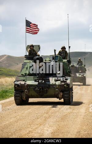 Le 2e Bataillon de la Garde nationale de l’Utah, 222e Artillerie de campagne participe à une démonstration d’artillerie à feu direct de jour de famille et de recrutement à l’aide du M109A6 Paladin à Camp Williams, Utah, le samedi 15 mai 2021. Banque D'Images