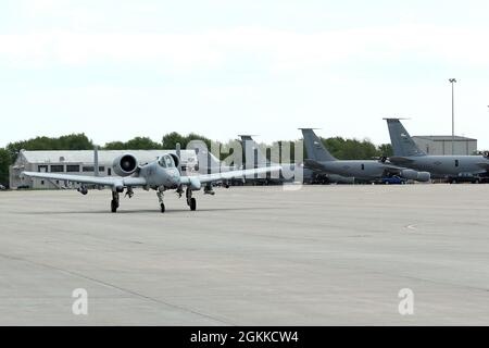 Un taxon A-10 Thunderbolt II sort pour un vol à la base de la Garde nationale aérienne de Selfridge, Michigan, le 16 mai 2021. En arrière-plan sont KC-135 Stratotankers. Les deux aéronefs sont exploités par les aviateurs de la 127e Escadre, Michigan Air National Guard. Banque D'Images